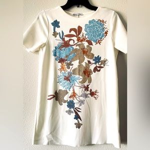 Zara white midi dress 👗 very beautiful with flowers on dress